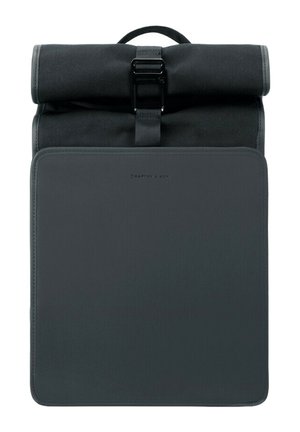 Schwarzer Rolltop-Rucksack aus strapazierfähigem Stoff, mit einem metallischen Schnappverschluss und einem glatten, minimalistischen Vorderteil.