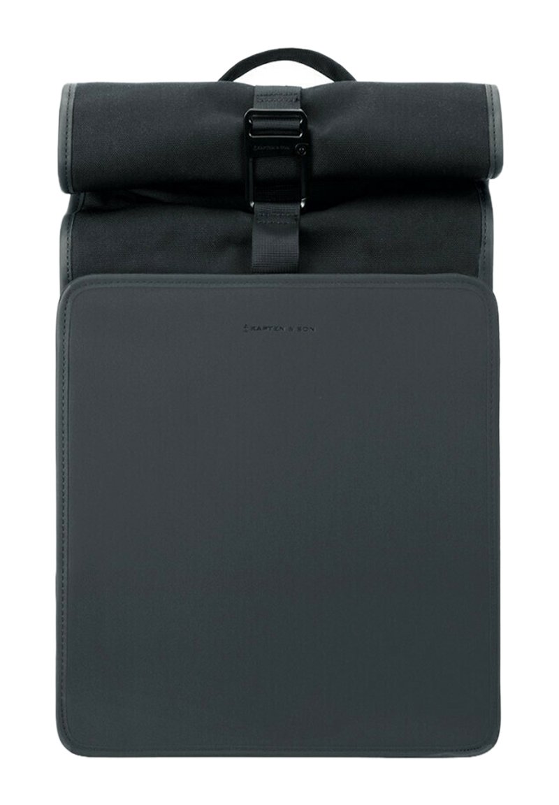 Svart ryggsäck med rulltoppsdesign, tillverkad av slitstarkt tyg, med en metallspänne som stängning och en slät, minimalistisk frontpanel.