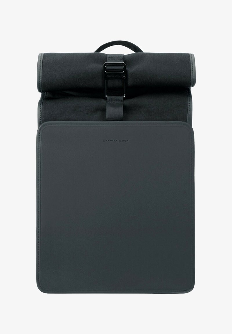 Rolovací černý batoh vyrobený z odolné tkaniny, s kovovým zapínáním a hladkým, minimalistickým předním panelem.