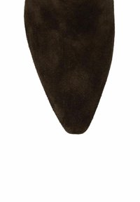 Zwarte suède hoge hak schoen met een puntige neus en een gladde textuur, met een minimalistisch ontwerp en geen zichtbare versieringen.