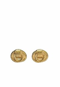 Pendientes circulares en tono dorado que presentan un diseño en capas y curvado con estrías texturizadas y acentos punteados alrededor del borde. Miden aproximadamente 2 cm de diámetro.