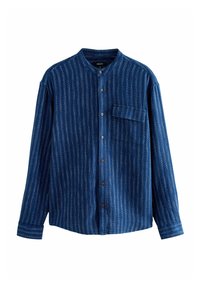 Blauw overhemd met lange mouwen, knopen, verticale streepjes, mandarijnkraag en een borstzak met klep op een witte achtergrond.