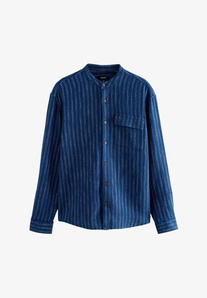 Blaues langärmeliges Hemd mit Knöpfen, vertikal gestreift, mit Stehkragen und einer einzelnen Brusttasche mit Klappe vor weißem Hintergrund.