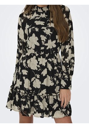 Černé květinové šaty s dlouhými rukávy, texturovaným výstřihem a volánovým lemem. Mají velké krémové květy a těsně přiléhající pas. Lehce nositelná látka.