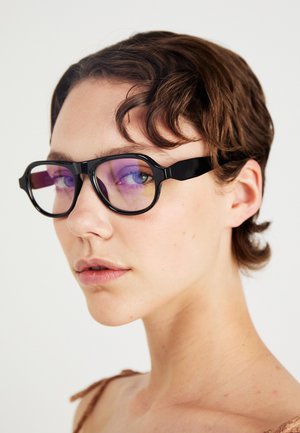 Mustad mustad prillid lillatooniliste läätsedega, paksu raamiga ja siledate külgede ning modernse disainiga.