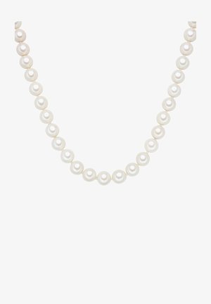 Collar de perlas blancas con perlas redondas de tamaño uniforme unidas, con una textura suave y un brillo sutil, sobre un fondo sencillo.