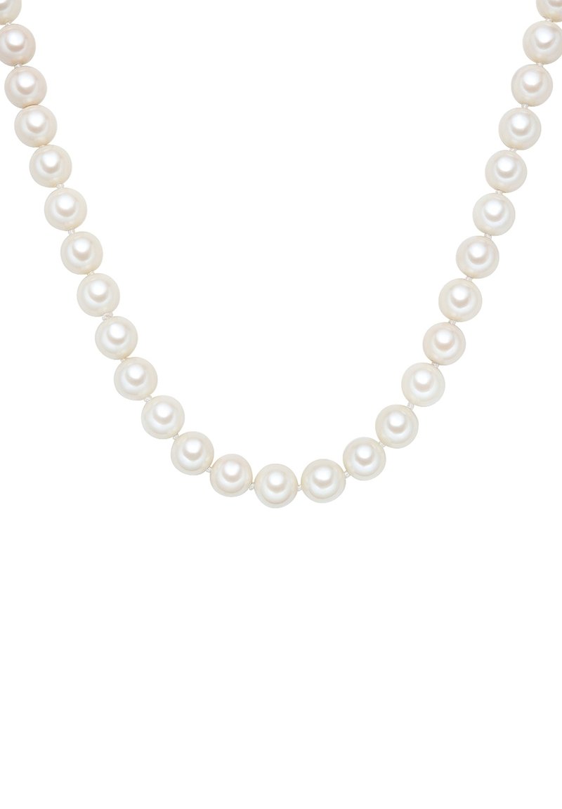 Collar de perlas blancas con perlas redondas de tamaño uniforme unidas, con una textura suave y un brillo sutil, sobre un fondo sencillo.