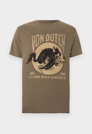 Pruun T-särk, millel on vintage-stiilis musta karikatuuri hunt hüppamas beeži ringi sees, all tekstid "VON DUTCH," "Ltd. 1929," ja "LONE WOLF KUSTOM".