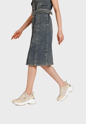 Sneakers beige con dettagli in mesh e suede, suole bianche e lacci. Indossate con un vestito midi in denim con vita aderente e tasche laterali.