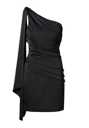 Robe noire à une épaule en tissu lisse, avec des détails plissés sur le côté et un accent de manche longue fluide.