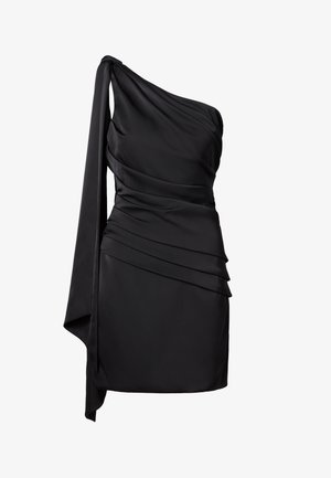 Czarna sukienka na jedno ramię, uszyta z gładkiego materiału, z plisowanymi detalami po boku i zwiewnym długim rękawem.