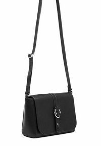 Czarna skórzana torebka na ramię o teksturowanym wykończeniu, z klapą, okrągłym akcentem z metalowego elementu oraz regulowanym paskiem.