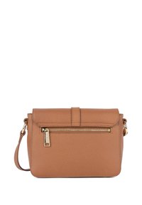 Borsa a tracolla in pelle color cuoio con superficie testurizzata, chiusura a patta e tasca frontale con cerniera. Dotata di ferrature color oro e tracolla regolabile.