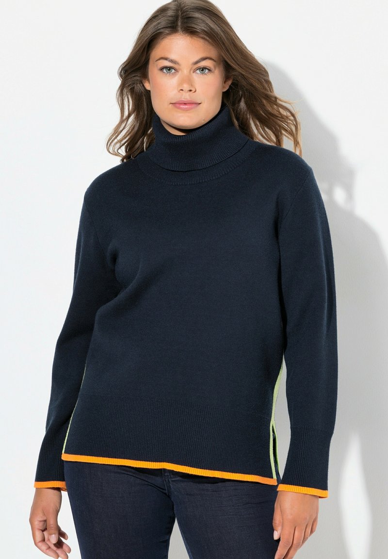 Maglione a dolcevita blu navy con accenti arancioni e verdi sull'orlo e sui polsini, caratterizzato da una vestibilità morbida e una texture a coste.