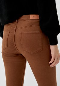 s.Oliver MIT SATTELBUND - Slim fit jeans - zimt