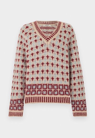 Pull en maille avec col en V, orné de motifs en losange rouges et bleus sur un fond clair, avec un ourlet et des poignets côtelés.