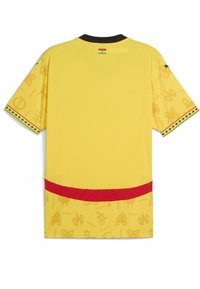 Žltý dres s krátkymi rukávmi, čiernym golierom, červeným akcentom na leme a vzorovanou tonálnou grafikou. Značka s vlajkou krajiny na zadnej strane.