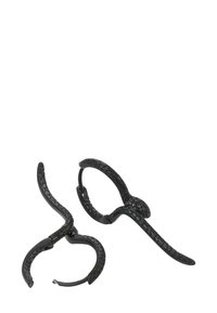 Černé sluneční brýle s texturovaným, hadím vzorem. Design obsahuje zakřivené nožičky a odvážný, výrazný tvar.