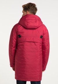 Rode gewatteerde parka met een capuchon, voorzien van een gestructureerd achterpaneel en verstelbare hardwaredetails. Lange snit met lange mouwen.