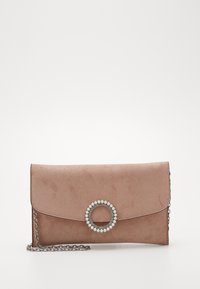 Różowy zamszowy kopertówka z srebrnym łańcuszkiem i okrągłym zapięciem ozdobionym kryształami i perłami na przedniej klapie.