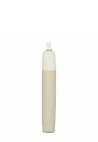 Un elegante portafoglio da polso in pelle beige e bianca, compatto, con una zip, in posizione verticale su uno sfondo bianco.