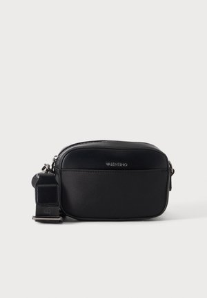 Μικρή μαύρη τσάντα Valentino crossbody με ασημί μεταλλικά στοιχεία, μπροστινή τσέπη, κλείσιμο με φερμουάρ και ρυθμιζόμενο λουράκι, εμφανίζεται σε απλό λευκό φόντο.