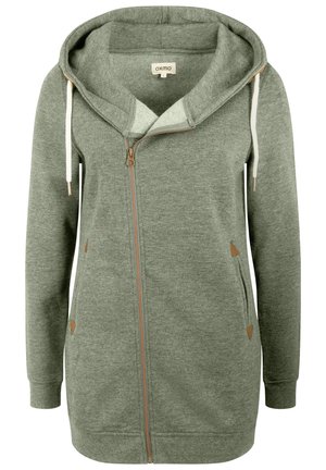 Un long hoodie zippé gris fabriqué en tissu doux et texturé, avec une grande capuche, des cordons de serrage crème et des accents triangulaires beiges sur les poches.