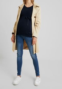 MAMALICIOUS Stickad tröja - dark blue