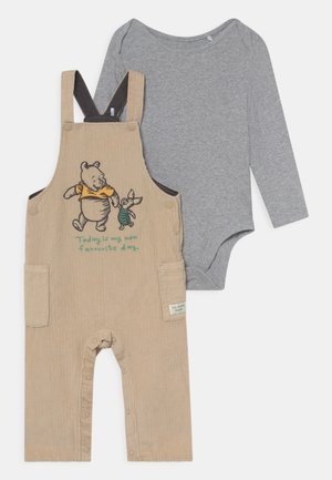 BABY WINNIE THE POOH DUNGAREE SET - Peto - light brown