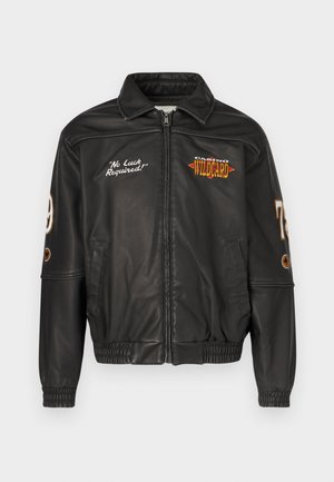 Μαύρο δερμάτινο μπουφάν με όρθιο γιακά, κλείσιμο με φερμουάρ, ελαστικά μανίκια και μέση· διαθέτει γραφικά με τις φράσεις «Δεν χρειάζεται τύχη!» και «CASINO WILDCARD».