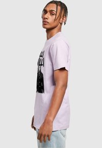 Merchcode UNISEX MILLI VANILLI YOU KNOW IT IS TRUE TEXT  - Nyomott mintás póló - lilac