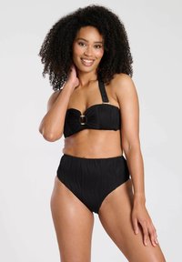 Czarny zestaw bikini z bandeau topem z centralnym złotym pierścieniem i teksturowanym wysokim dołem, oba mające prążkowany wzór.