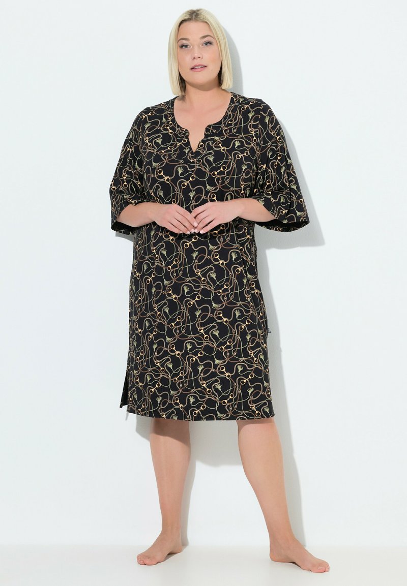 Czarna sukienka z kolorowym, abstrakcyjnym wzorem, krótkimi rękawami i dekoltem w kształcie litery V. Posiada boczne rozcięcia i luźny krój.