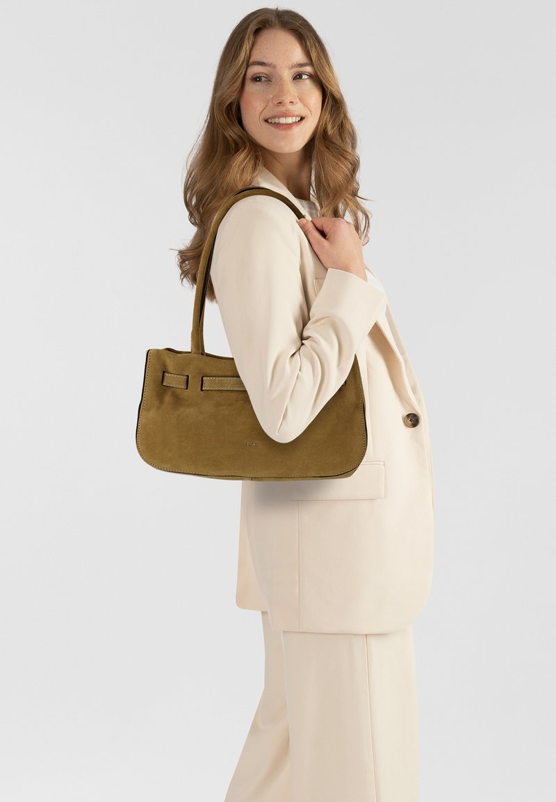 Borsa a spalla in camoscio verde oliva con una texture liscia, forma rettangolare e dettagli cuciti. Presenta due cinturini decorativi sul davanti.