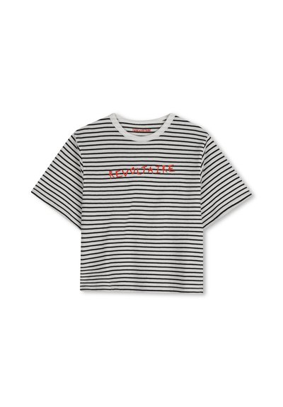 Ριγέ κοντομάνικη μπλούζα σε λευκό και μαύρο ύφασμα. Διαθέτει κοντά μανίκια και κόκκινο κεντημένο κείμενο "REVOLTAIRE" στο εμπρός μέρος.