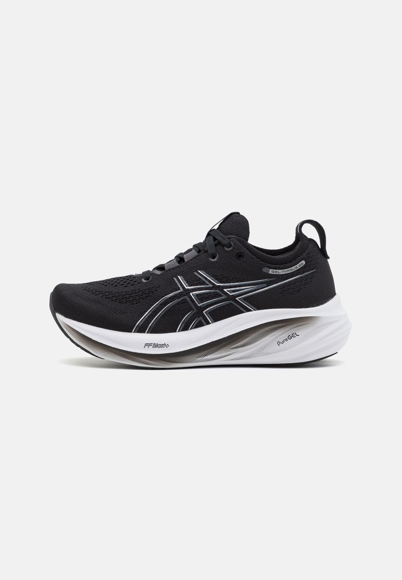 Scarpa atletica nera con tomaia in mesh, suola bianca, ammortizzazione prominente e dettagli riflettenti. Presenta un sistema di lacci e un dettagli di logo.