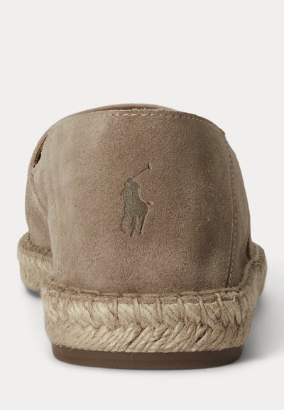 Καφέ εσπαντρίγια σουέντ με πλεκτή σόλα από γιούτα και κεντημένο λογότυπο Polo Ralph Lauren με άλογο και αναβάτη στη φτέρνα.