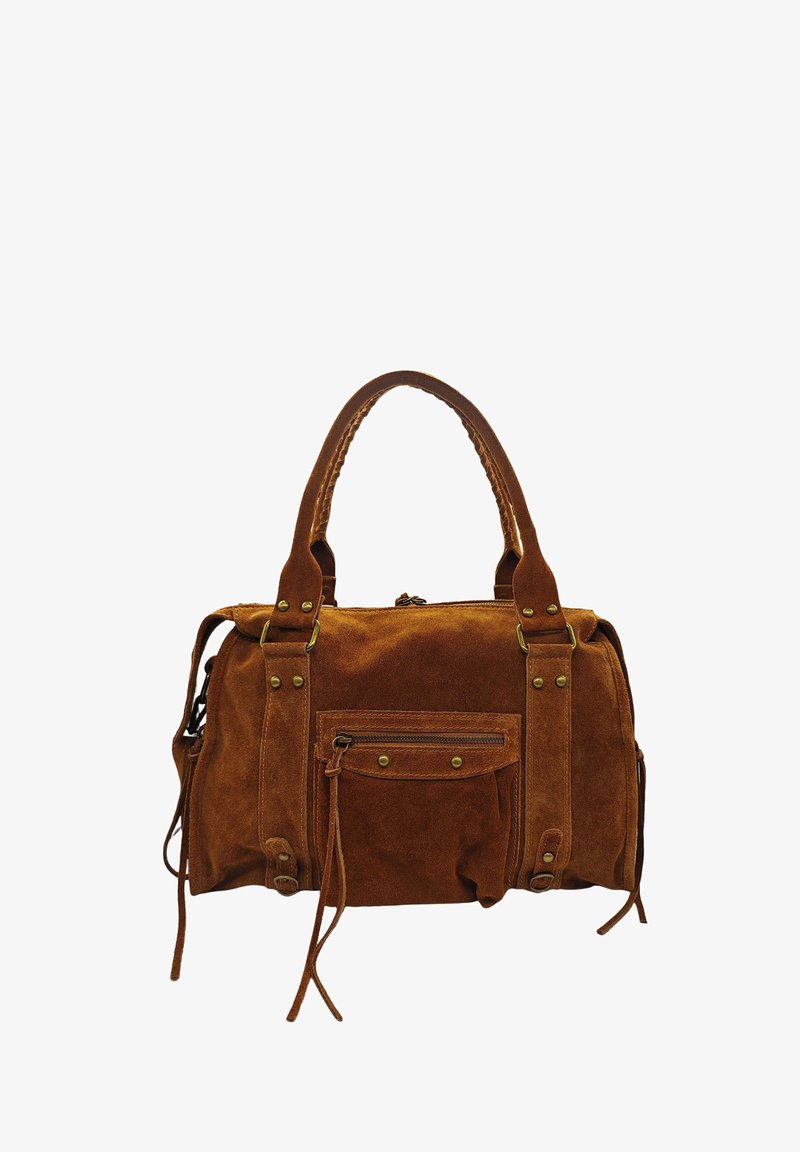 Sac à main en daim marron avec des poignées doubles robustes, quincaillerie en bronze, poche zippée à l'avant et sangles décoratives sur les côtés. Design compact et rectangulaire.