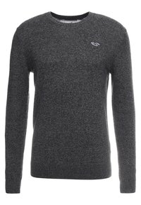 Pull gris à col rond en tissu texturé, arborant un petit logo sur la poitrine ainsi que des poignets et un ourlet côtelés.