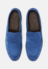 Blaue Wildleder-Loafer mit runder Zehenpartie und dekorativem gesticktem Detail auf dem Blatt. Weiche Textur und glatte Innenauskleidung.