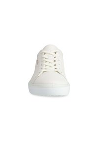 Sneakers bianchi con tomaia sintetica texturizzata, punta tonda e suola piatta in gomma. Presentano una chiusura centrale con lacci e un marchio discreto sul lato.