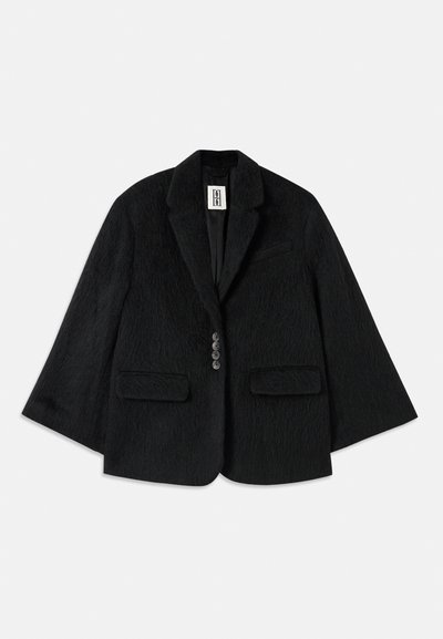 Blazer iz črne teksturirane tkanine s posamičnim gumbom, dvema sprednjima žepoma in ostrim reverjem. Ima kvadratno, skrajšano zasnovo.