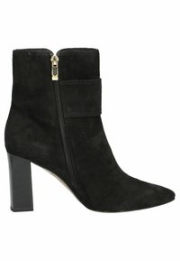 Černé semišové kotníkové boty s špičatou špičkou, vertikálním zipem, bočním páskem a robustním čtvercovým podpatkem pro stabilitu.