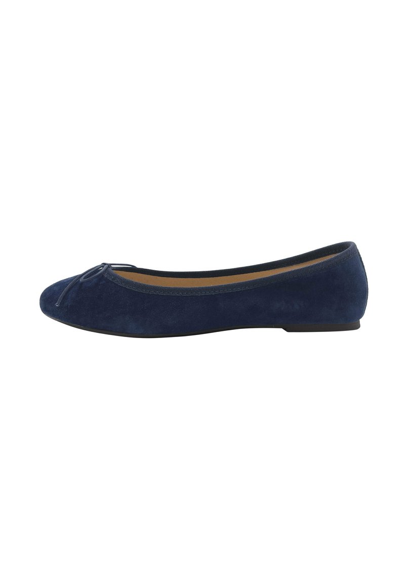 Ballerine en daim bleu marine avec un bout rond, un nœud en détail, et une semelle noire flexible. Texture lisse et design à profil bas.