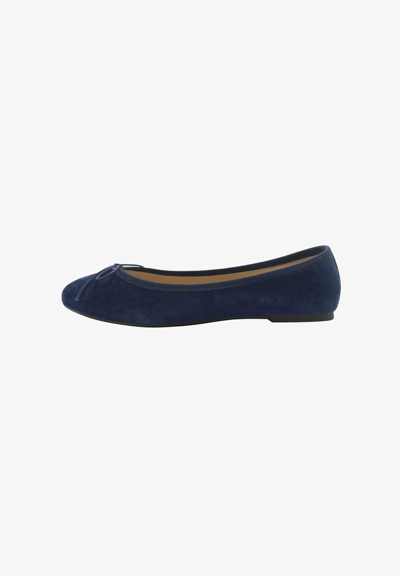 Ballerine in suede blu navy con punta rotonda, dettaglio del fiocco annodato e suola nera flessibile. Tessitura liscia e design a profilo basso.