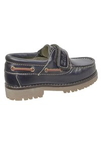 Zapato deslizable de cuero Navy con punta redonda, detalles de costura y una suela de goma texturizada. Presenta una correa de Velcro y accesorios decorativos.