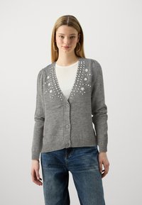 Cardigan grigio lavorato a maglia con scollatura a V, caratterizzato da decorazioni floreali e bottoni lungo la parte anteriore. Polsini e orlo a coste.