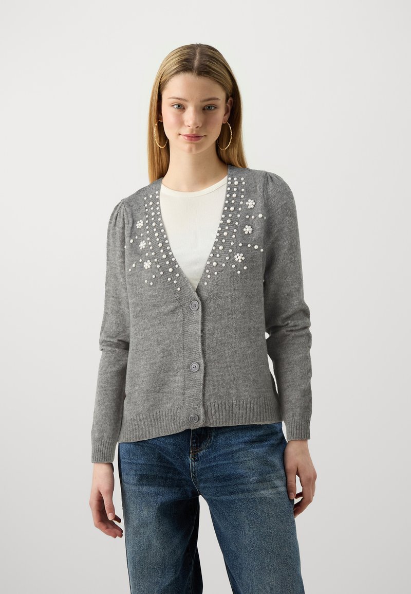 Cardigan grigio lavorato a maglia con scollatura a V, caratterizzato da decorazioni floreali e bottoni lungo la parte anteriore. Polsini e orlo a coste.