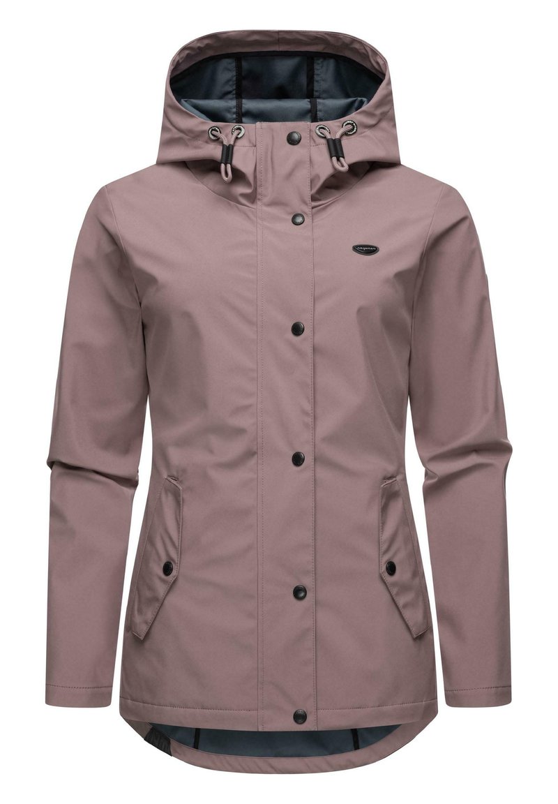 Veste rose résistant à l'eau avec capuche, présentant un devant pressionné, des poches latérales et une doublure intérieure bleue. Texture lisse et coupe ajustée.