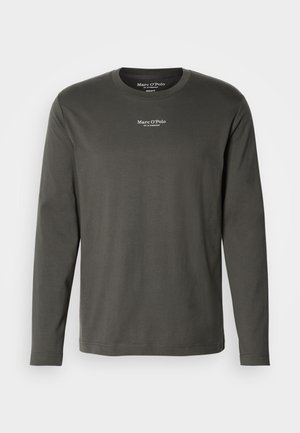 Hosszú ujjú póló sötétszürke anyagból. Kerek nyakkivágással, minimalista fehér logóval a mellkason, és standard fazonnal, egyenes alsó széllel rendelkezik.